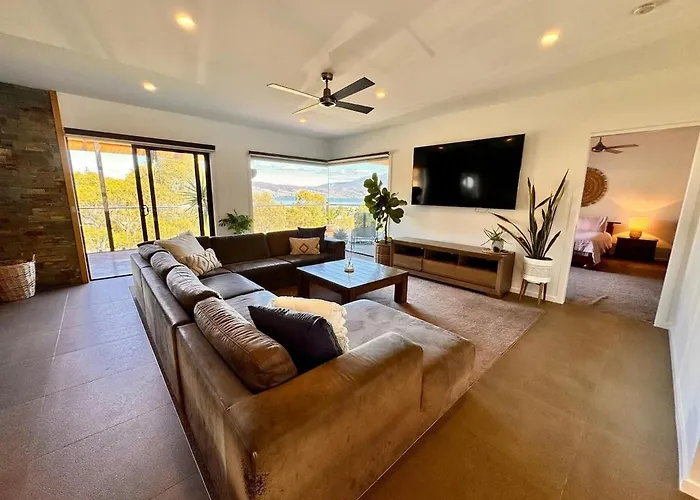 4 Bed 2 Storey House With Views Spa Near Beach