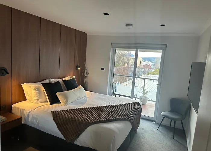 City Fringe Modern Apartment With Car Parking