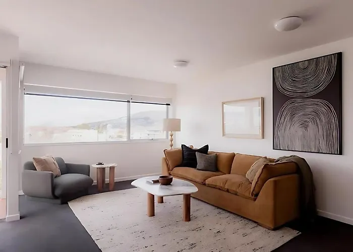 Battery Point Apartment With River Views