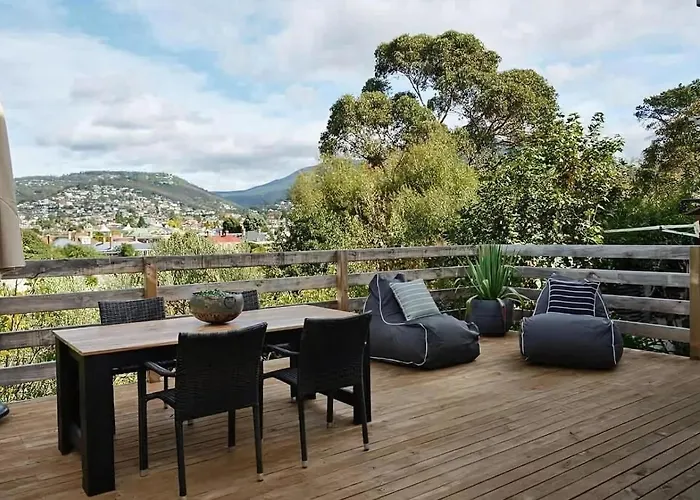 Cosy Central Apartment With Large Sunny Deck