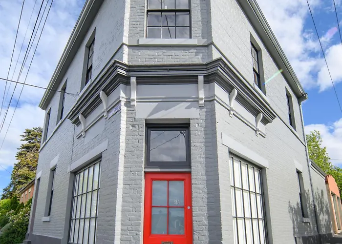 Dewitt Apartment - 3 Red Doors Battery Point