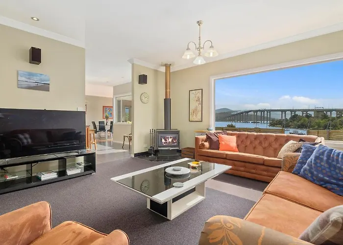 Manfield City Waterfront View Cottage