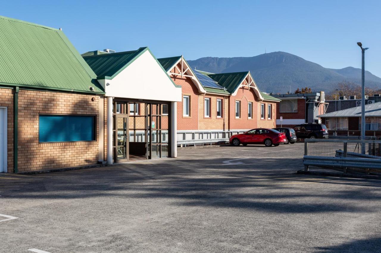 Mayfair Plaza And Motel 4*