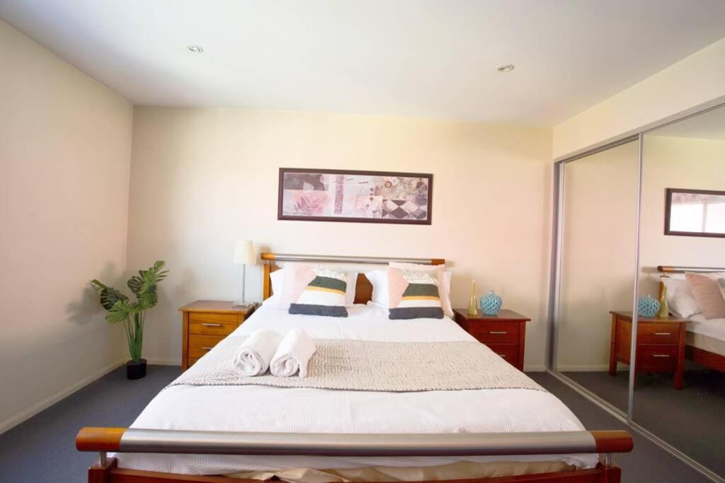 Apartment Three Bedrooms Unit With Free Parking Hobart