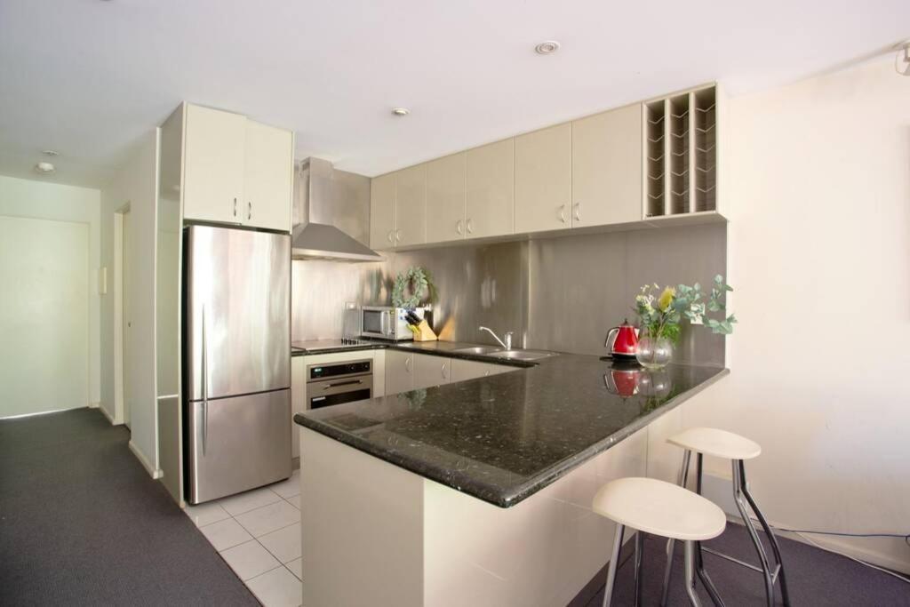 Three Bedrooms Unit With Free Parking Apartment *