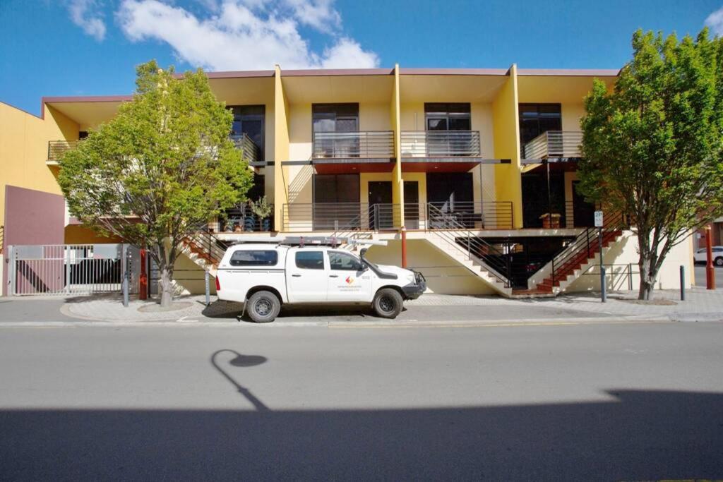Apartment Three Bedrooms Unit With Free Parking