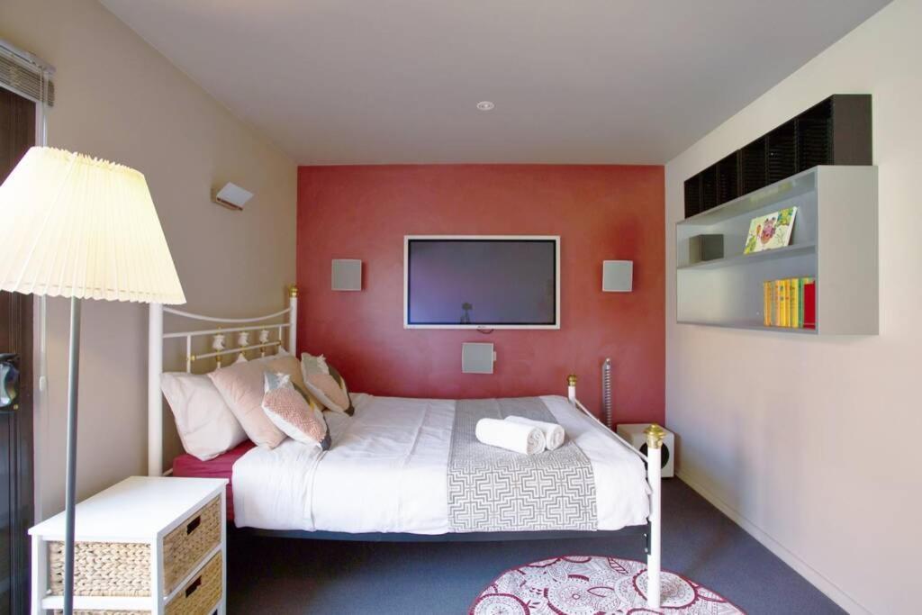 Three Bedrooms Unit With Free Parking Apartment