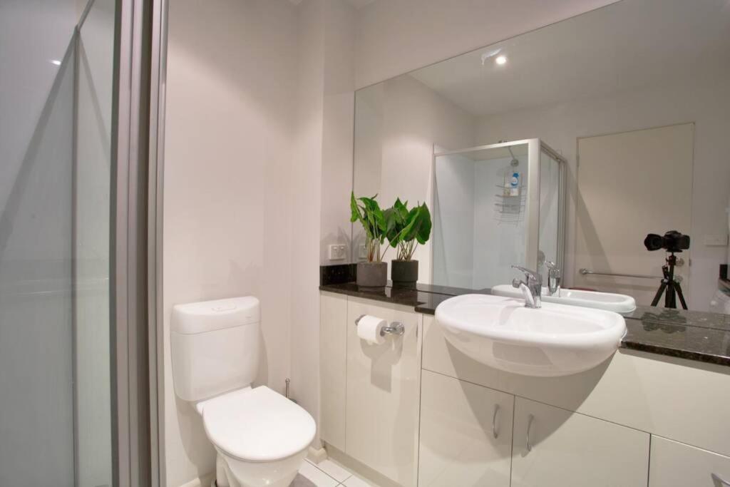 Three Bedrooms Unit With Free Parking Apartment