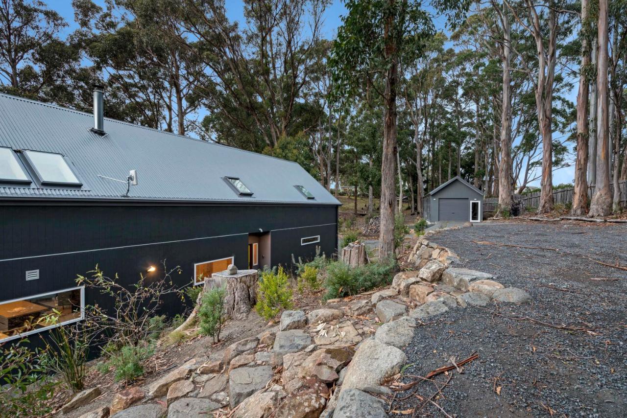 Relax At Ridgeway - Native Bushland Views Holiday home Hobart