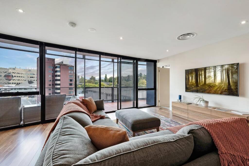 Sub Penthouse Luxe Suit, Cbd, Secure Parking, Hobart