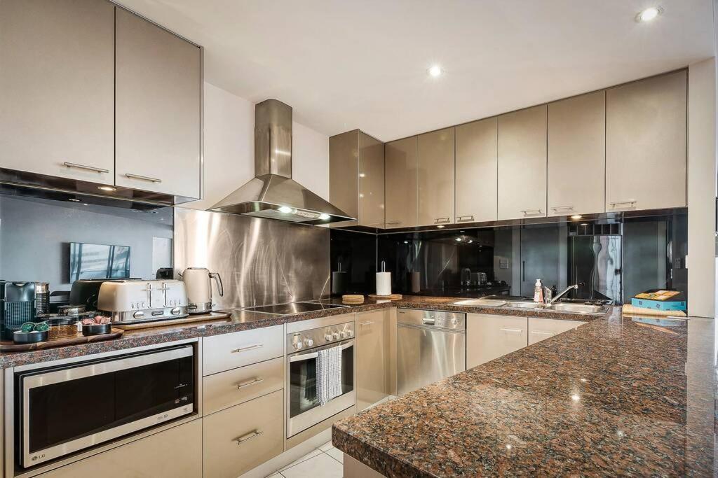 Apartment Sub Penthouse Luxe Suit, Cbd, Secure Parking,