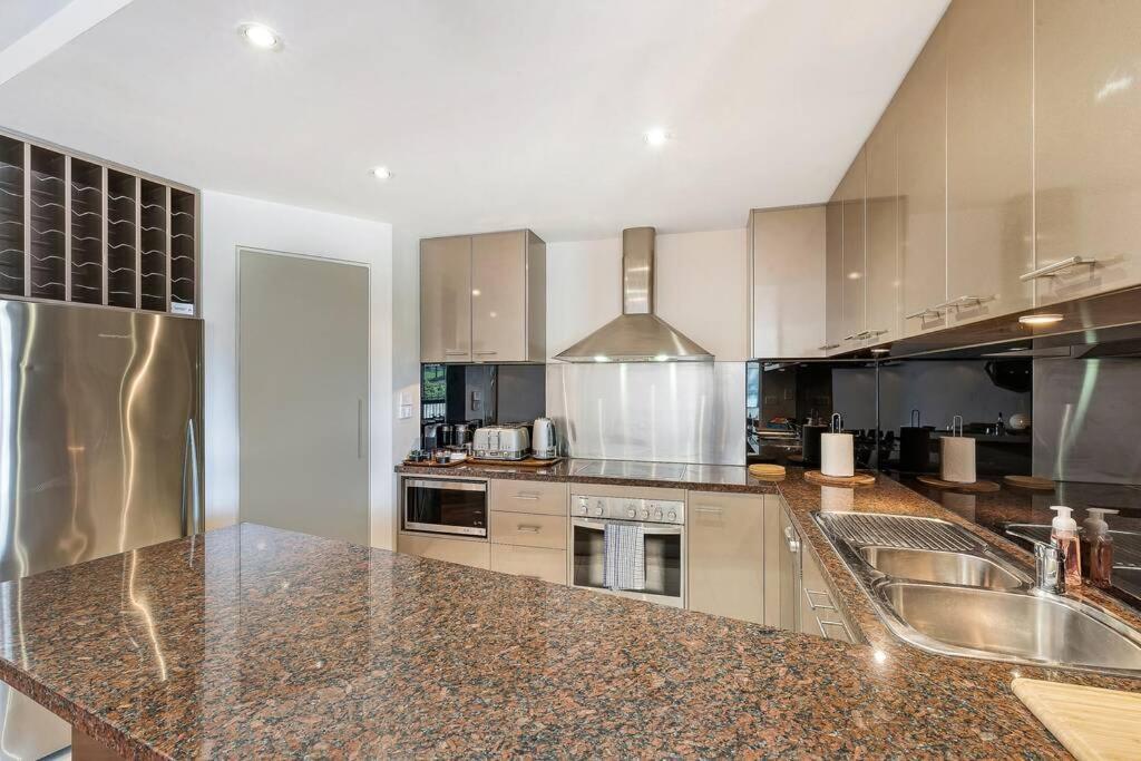 Sub Penthouse Luxe Suit, Cbd, Secure Parking, * Hobart