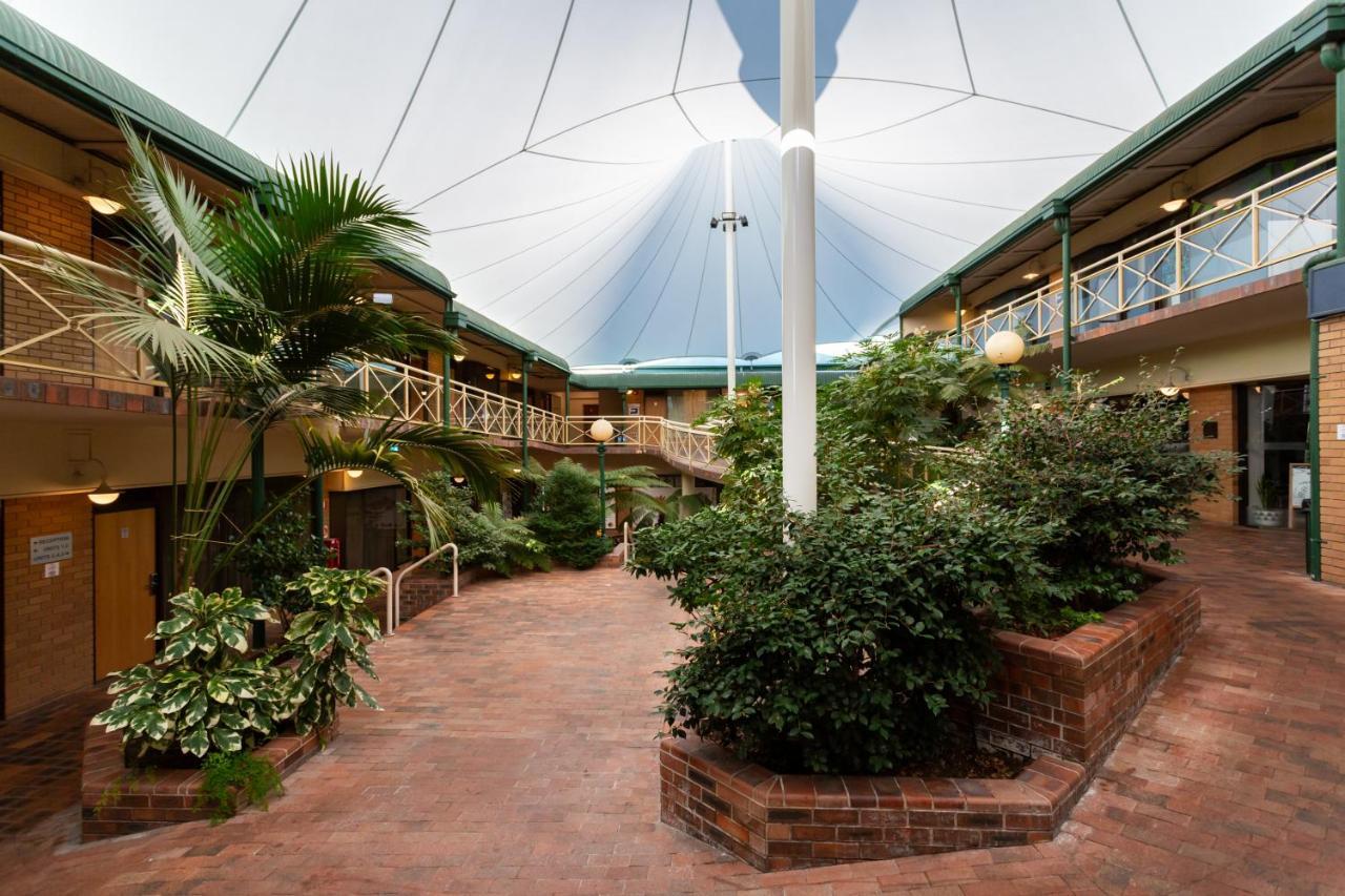 Motel Mayfair Plaza And