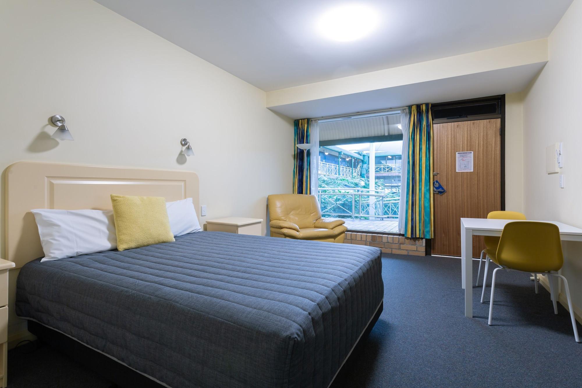 Mayfair Plaza And Motel 4*