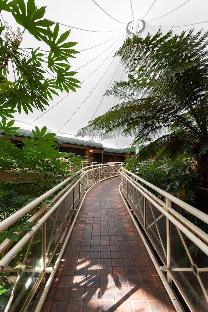 Mayfair Plaza And Motel 4*