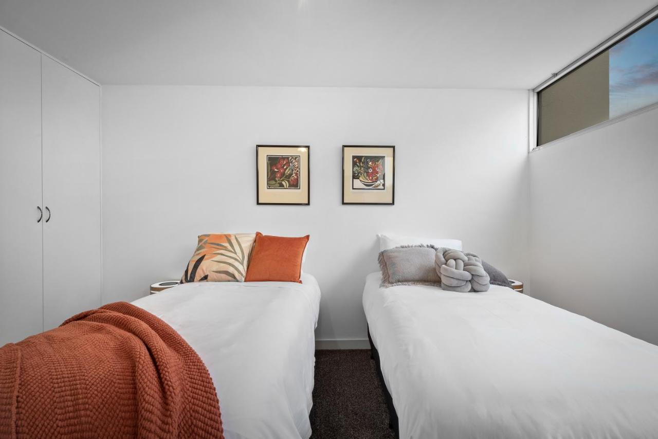 King Bed Living In Heart Of The Cbd, With Parking Apartamento