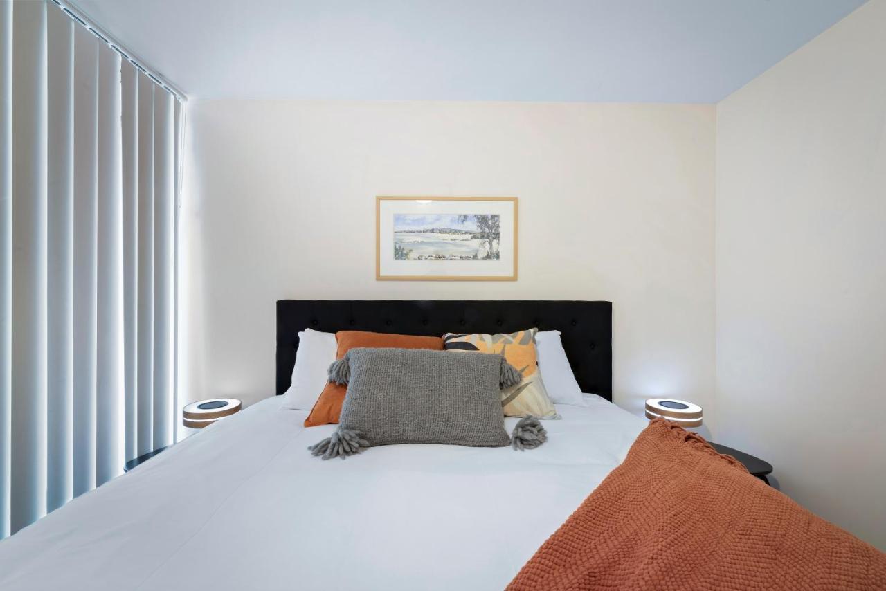King Bed Living In Heart Of The Cbd, With Parking Hobart