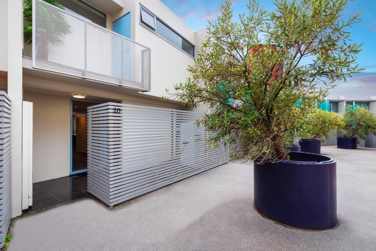 King Bed Living In Heart Of The Cbd, With Parking