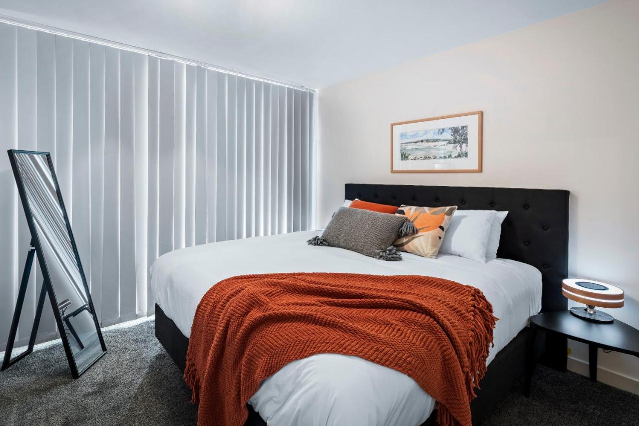 King Bed Living In Heart Of The Cbd, With Parking Hobart