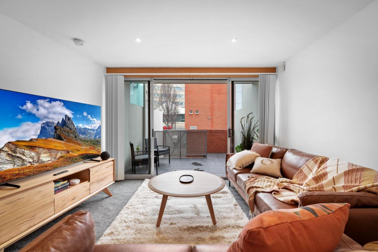 King Bed Living In Heart Of The Cbd, With Parking * Hobart