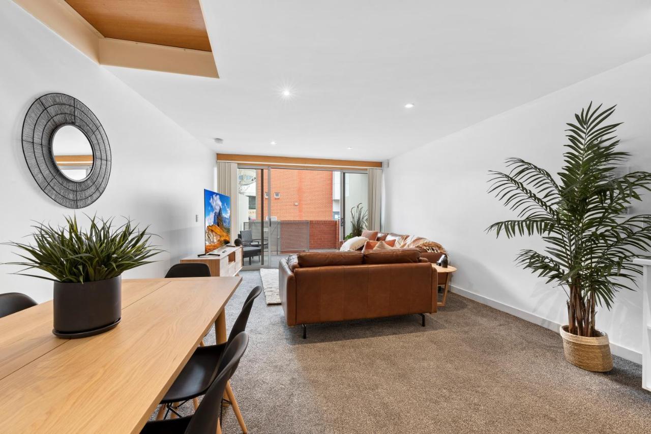 King Bed Living In Heart Of The Cbd, With Parking Hobart