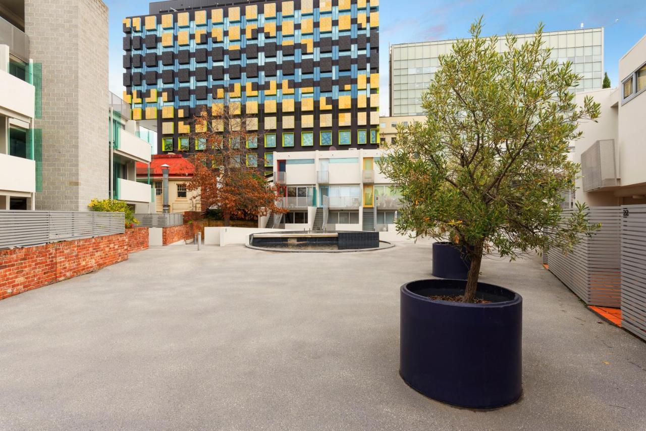King Bed Living In Heart Of The Cbd, With Parking *