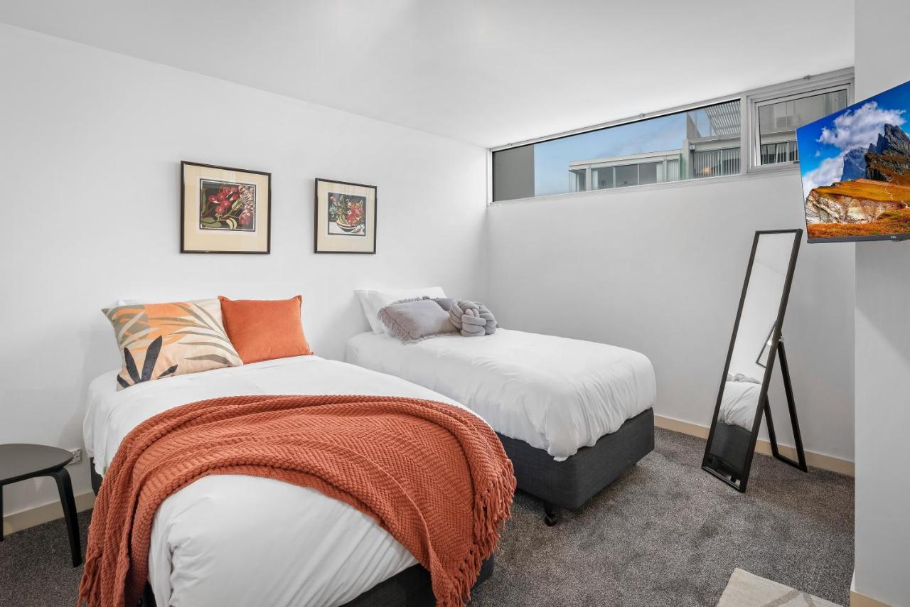 King Bed Living In Heart Of The Cbd, With Parking *