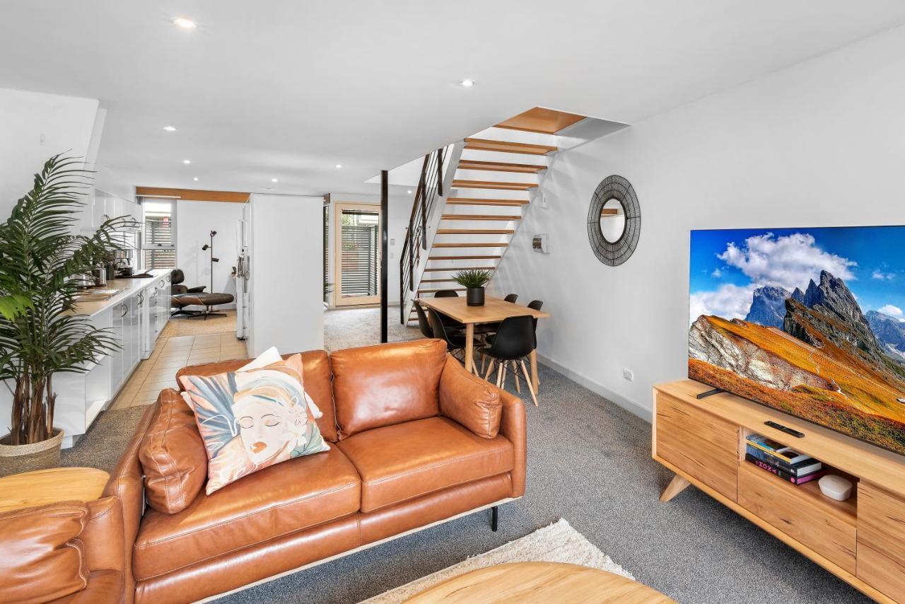 King Bed Living In Heart Of The Cbd, With Parking *