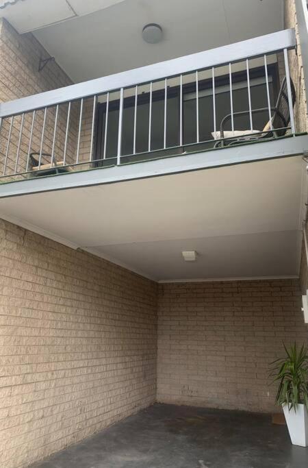 2 By The Beach, Sunny Stylish Beach Side Unit Apartment Hobart