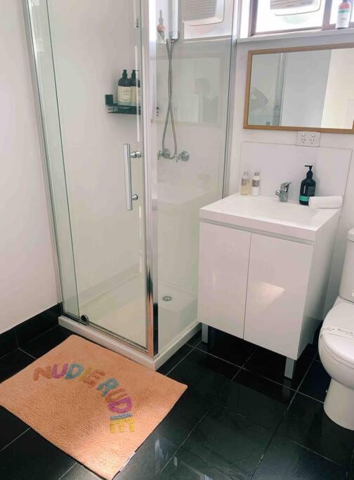 2 By The Beach, Sunny Stylish Beach Side Unit Apartment *