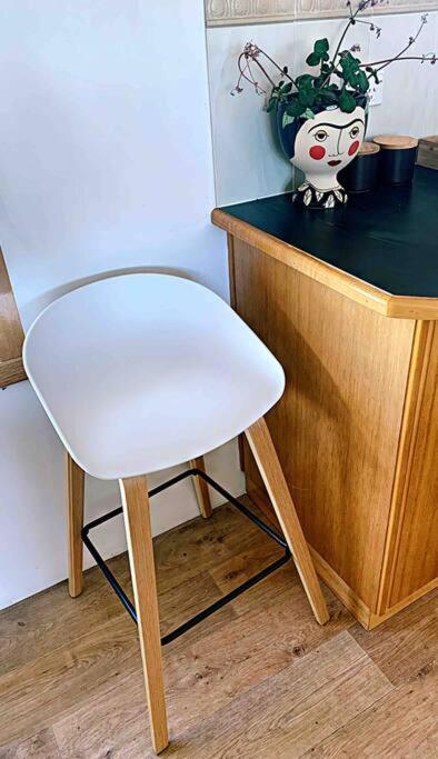 Apartment 2 By The Beach, Sunny Stylish Beach Side Unit *