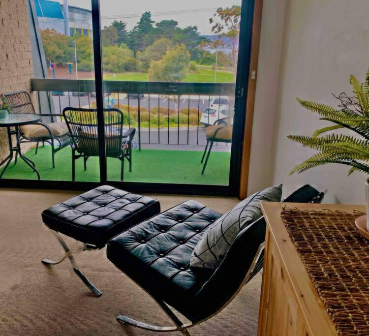 2 By The Beach, Sunny Stylish Beach Side Unit Hobart