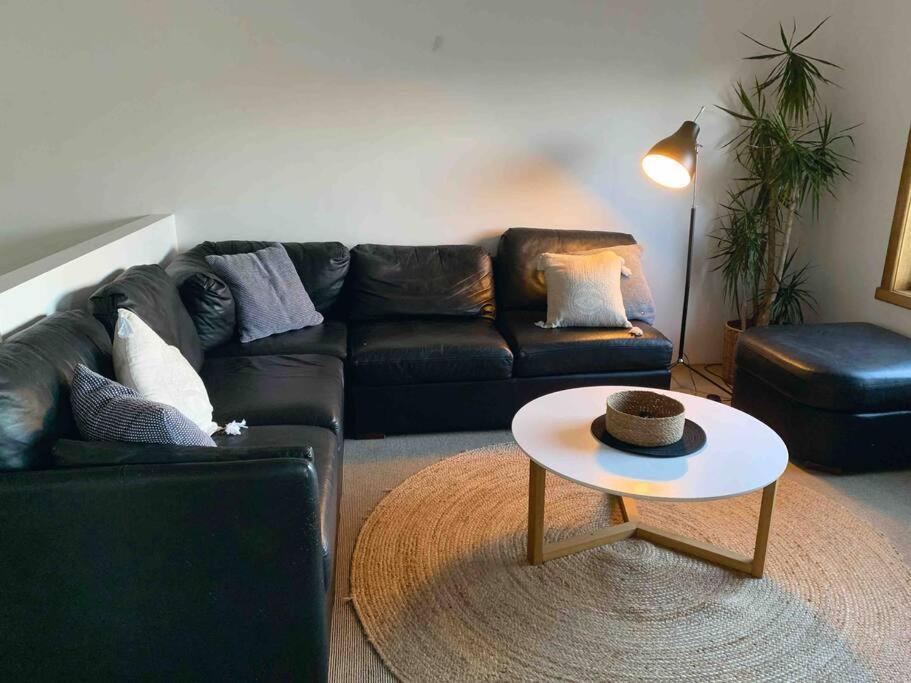 Apartment 2 By The Beach, Sunny Stylish Beach Side Unit Hobart