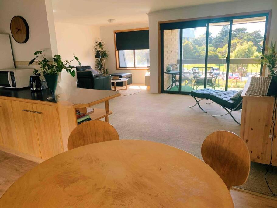 Apartment 2 By The Beach, Sunny Stylish Beach Side Unit