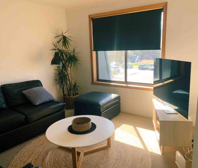 2 By The Beach, Sunny Stylish Beach Side Unit Apartment Hobart