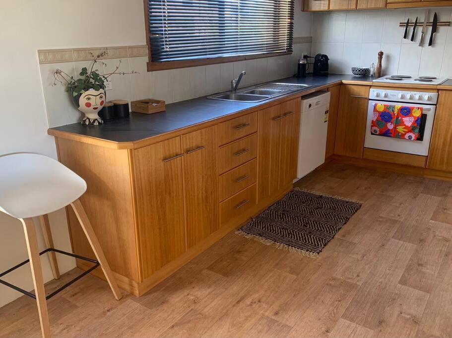 Apartment 2 By The Beach, Sunny Stylish Beach Side Unit *