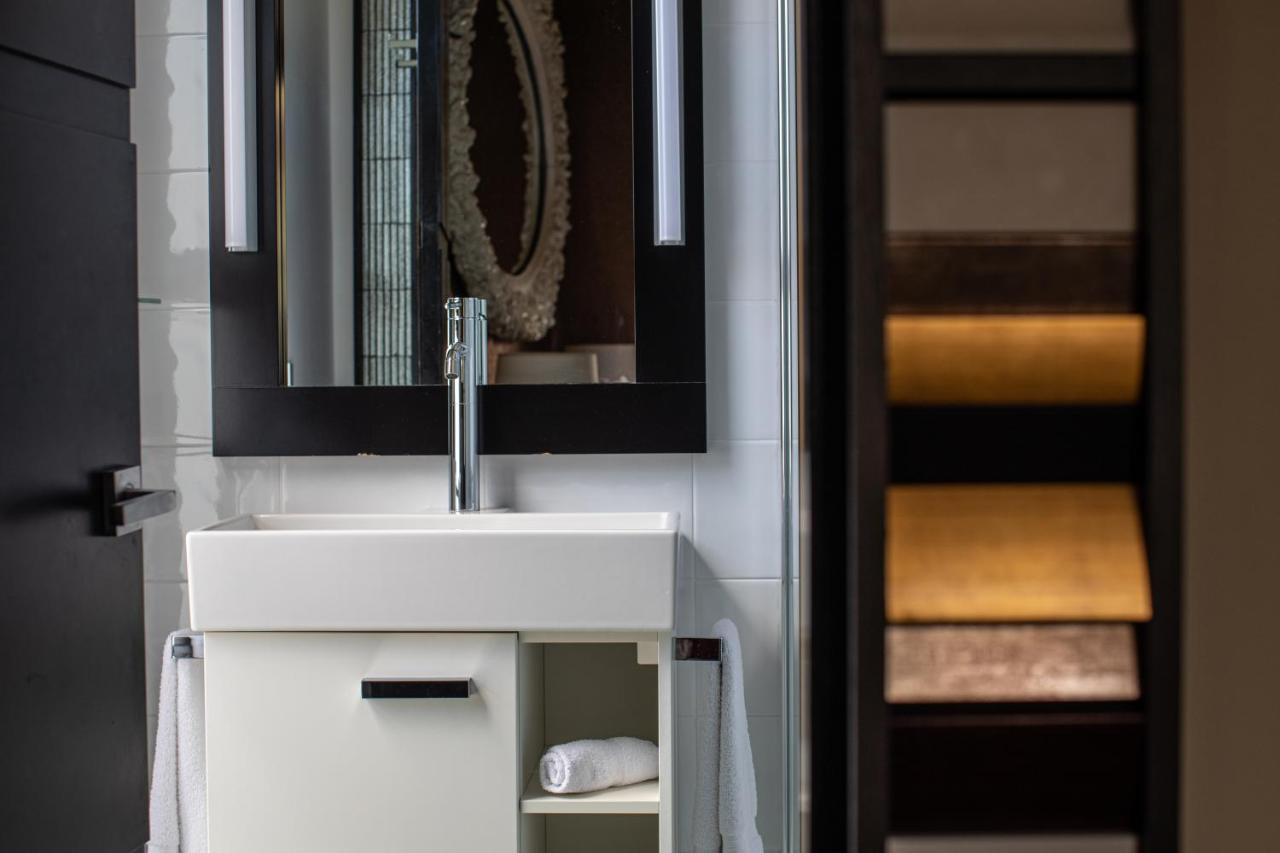Corinda Contemporary Apartment