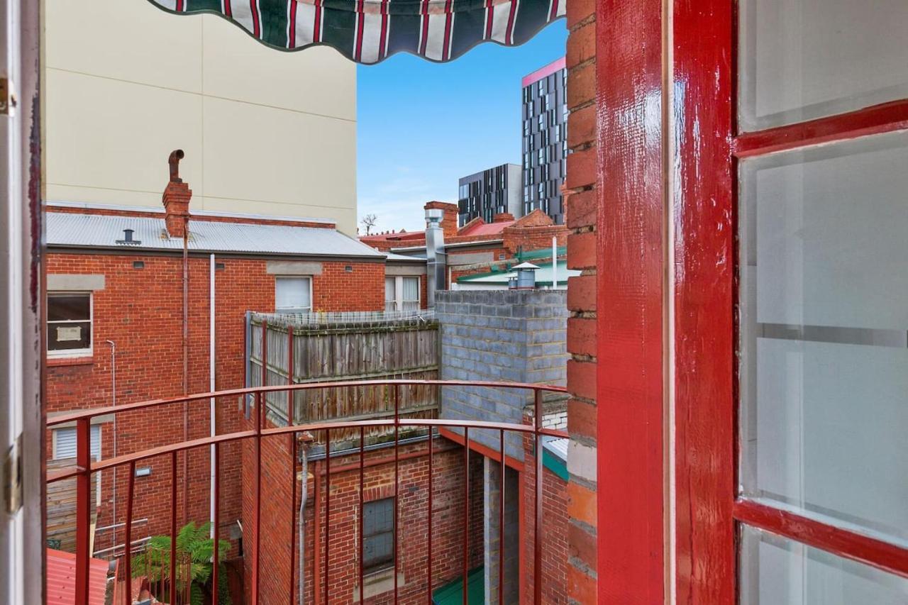 Historic Chic - A Spacious Two-story Pad Apartment Hobart