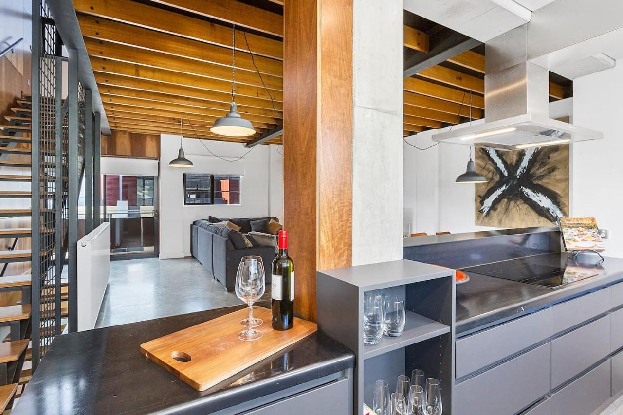Stunning Warehouse Pad - Moments From The Waterfront Apartment