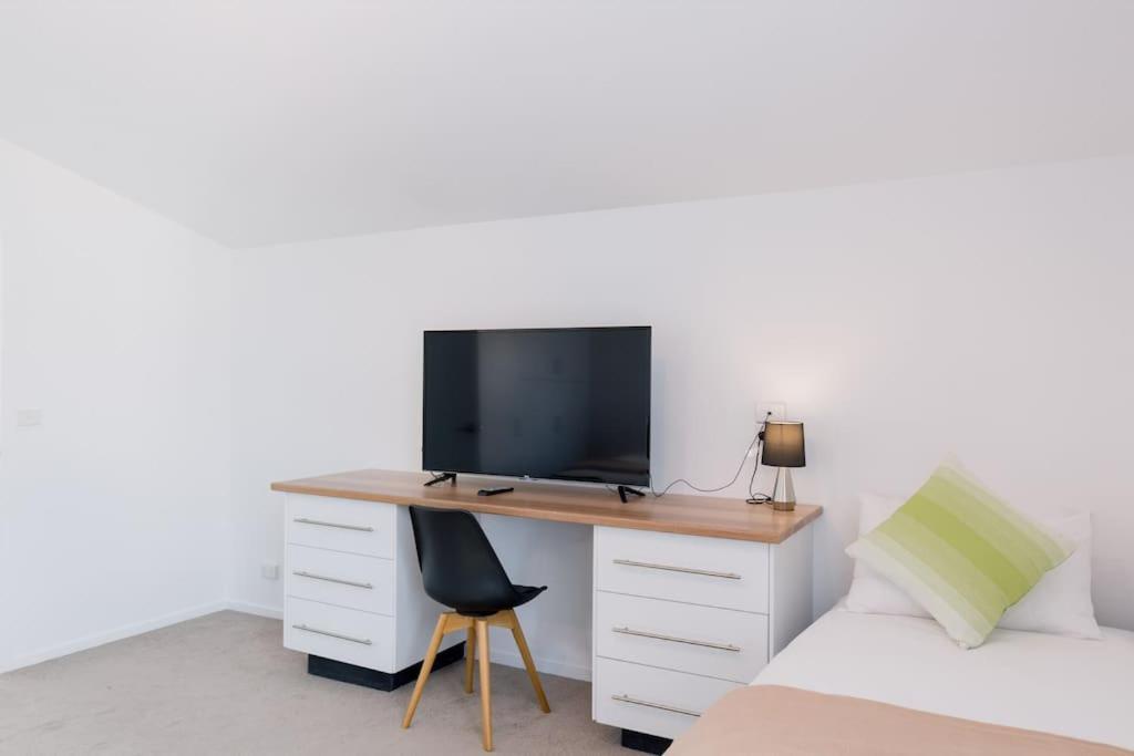 Spacious Townhouse Comfort In Hobart's Heart Holiday home