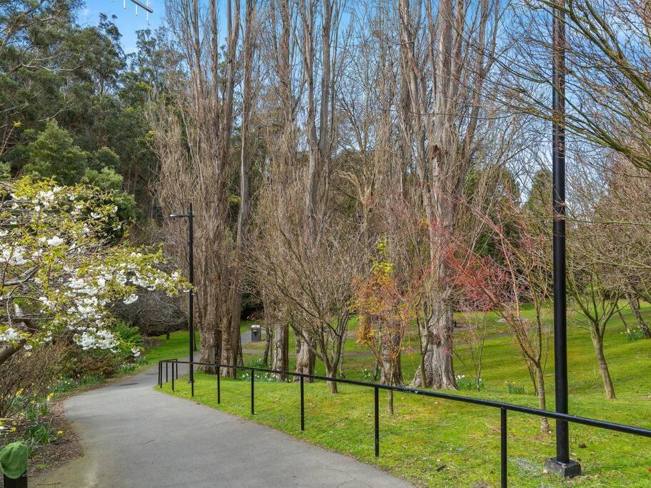 The Charming Soho - Modern Pad With Scenic Views Hobart