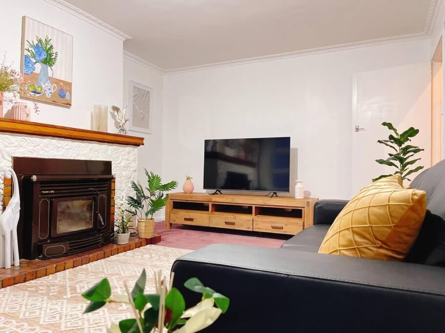 Stunning West Home- Close To And Shops Hobart