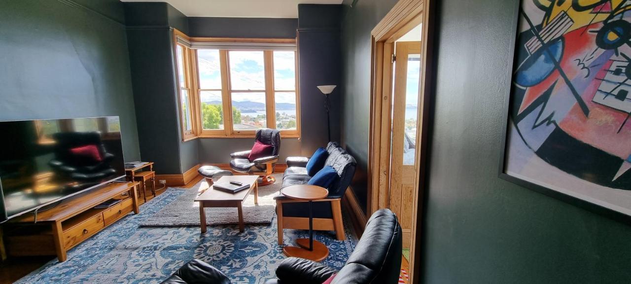 Hill House - Charming Home, Stunning Views Close To
