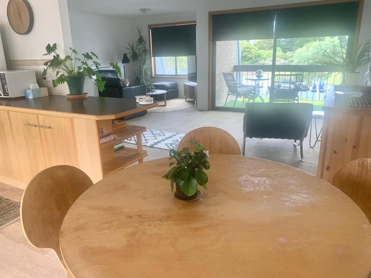 Apartment 2 By The Beach, Sunny Stylish Beach Side Unit