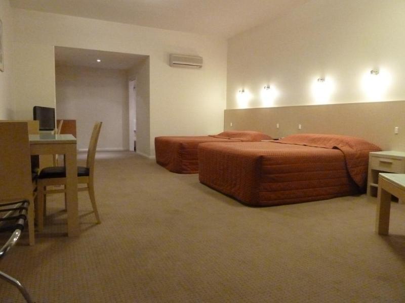 Motel Mayfair Plaza And