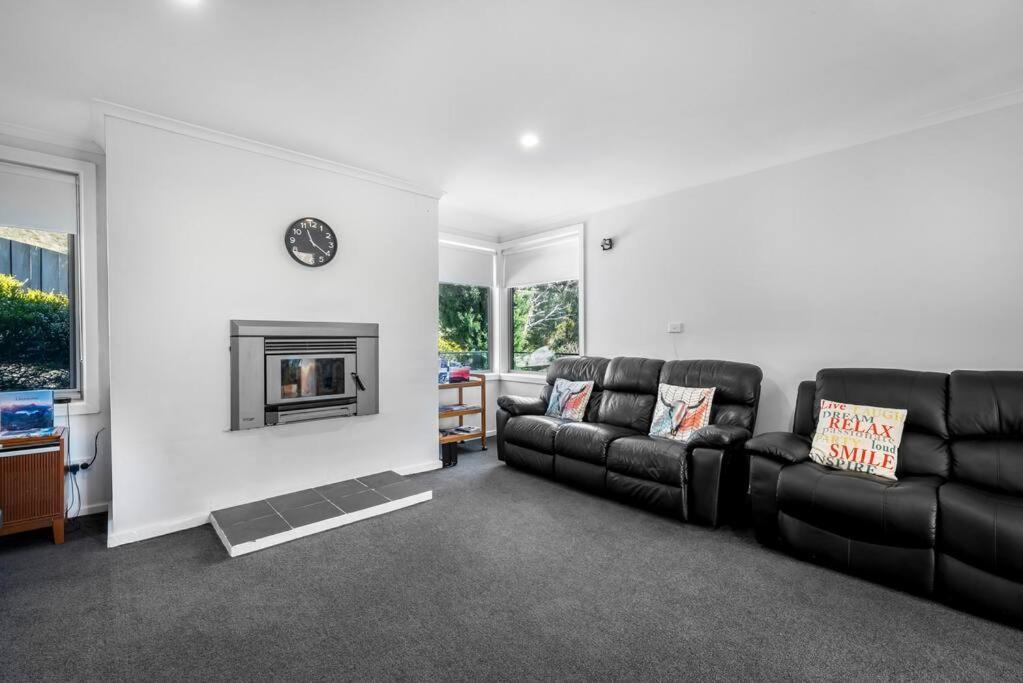 Large House Close To The City Tranquil Setting Holiday home Hobart