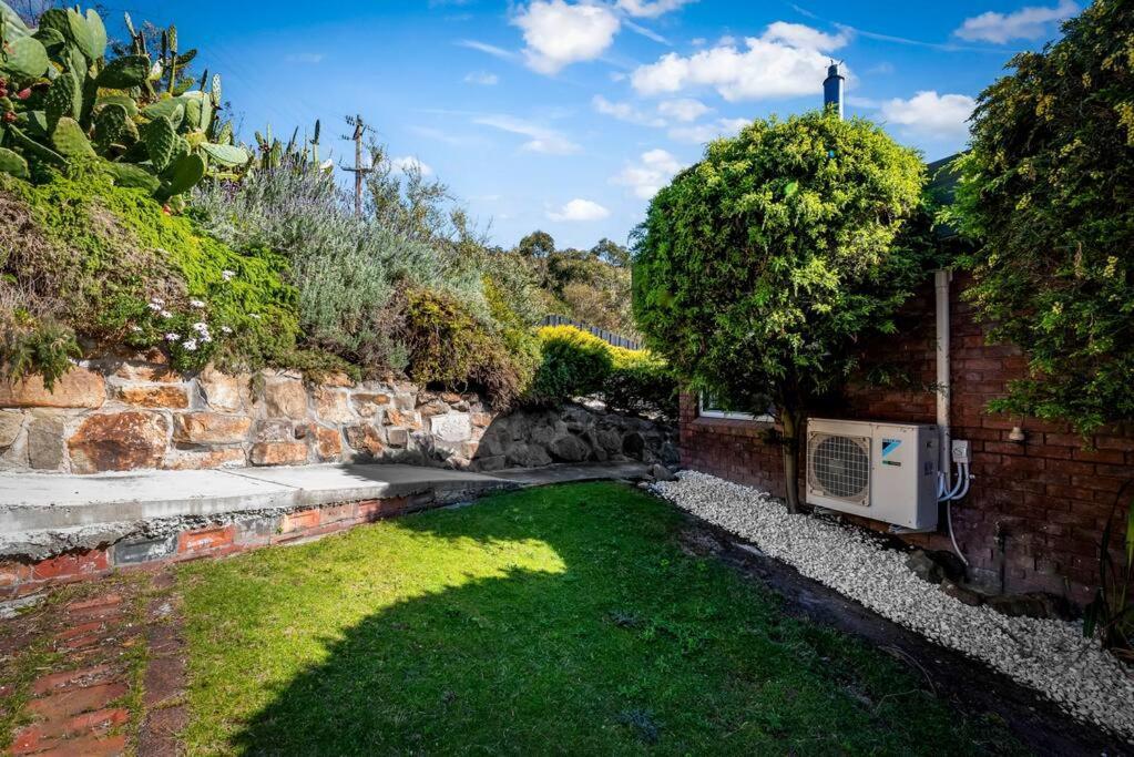Large House Close To The City Tranquil Setting * Hobart