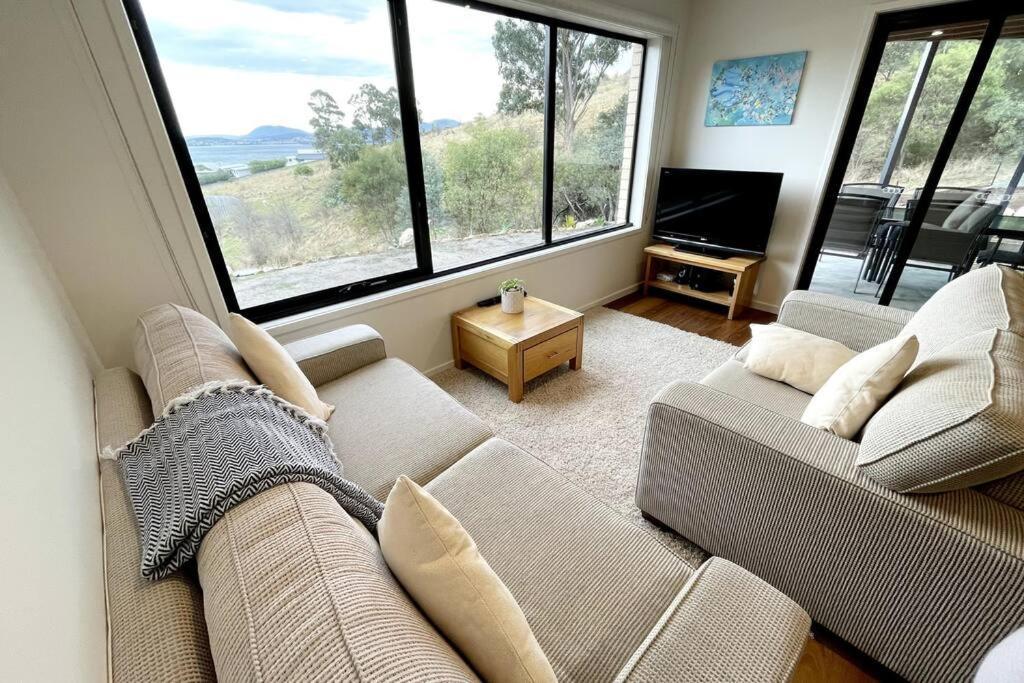 Stunning Water View In Apartment Hobart