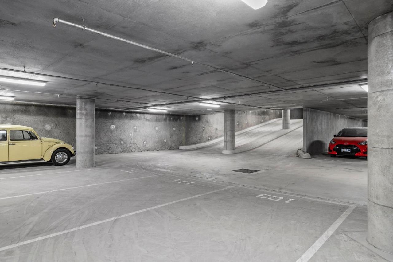 Upscale Urban Designer With Large Terrace In Cbd Apartment