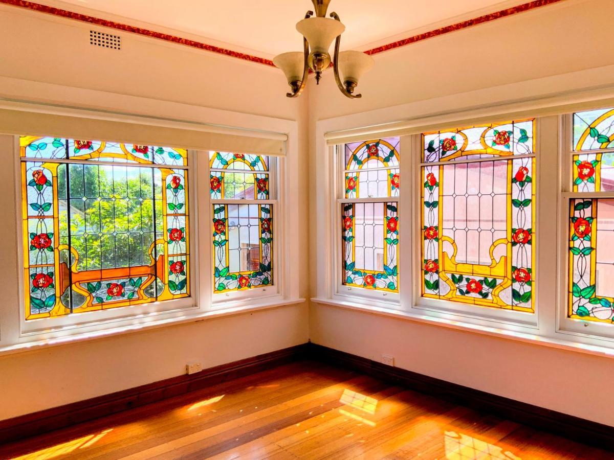 Apartment Handcrafted Stained-glass Cottage, Free Parking *